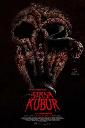 Poster resmi Siksa Kubur (2024): bentuk tengkorak besar yang tersusun dari tubuh-tubuh berbalut kain kafan berlumur darah, dengan seekor ular kobra hitam melilit di sisi kanannya, judul SIKSA KUBUR merah di bawah
