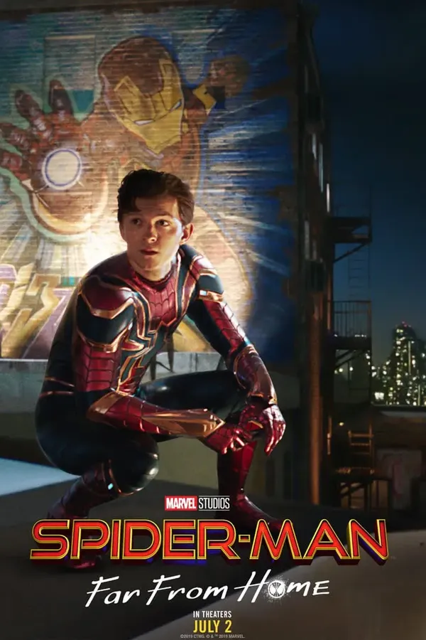 Poster resmi Spider-Man: Far From Home (2019): Tom Holland berkostum Spider-Man merah keemasan berjongkok di atap gedung dengan mural Iron Man di belakangnya
