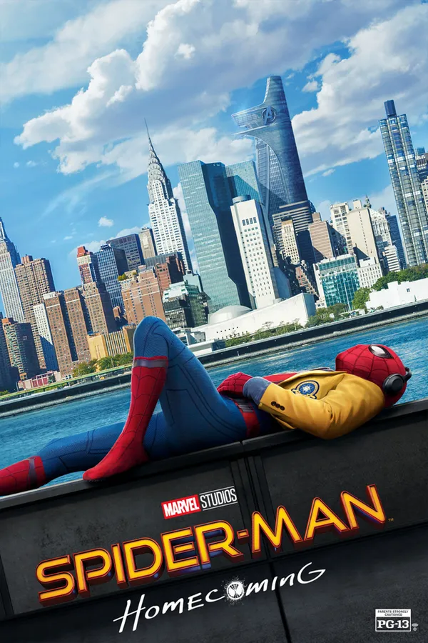 Poster resmi Spider-Man: Homecoming (2017): Spider-Man berjaket kuning berbaring santai di atas tembok tepi sungai dengan latar gedung-gedung New York di bawah langit biru berawan