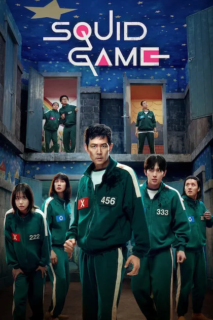 Poster resmi Squid Game (2021): Lee Jung-jae bernomor 456 dan para peserta berbaju olahraga hijau berjalan di arena berlangit-langit bintang, judul SQUID GAME di bagian atas.