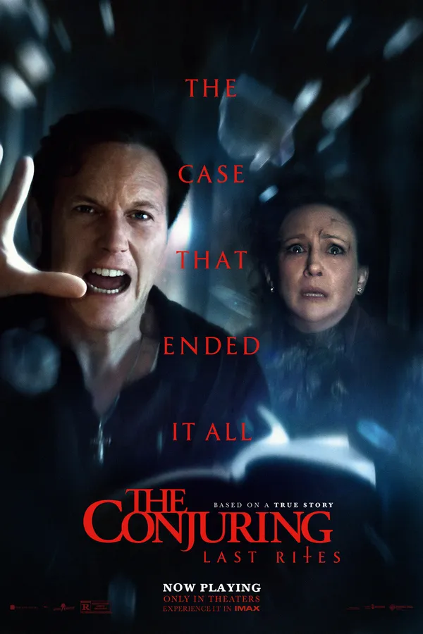 Poster resmi The Conjuring: Last Rites (2025): Ed Warren berteriak sambil mengangkat tangan dan Lorraine Warren tampak ketakutan, dengan tulisan merah The Case That Ended It All
