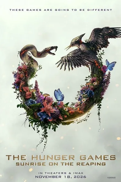 Poster resmi The Hunger Games: Sunrise on the Reaping (2026): seekor ular dan seekor burung saling berhadapan di kedua ujung lingkaran yang dipenuhi bunga dan tanaman, berlatar putih berkabut