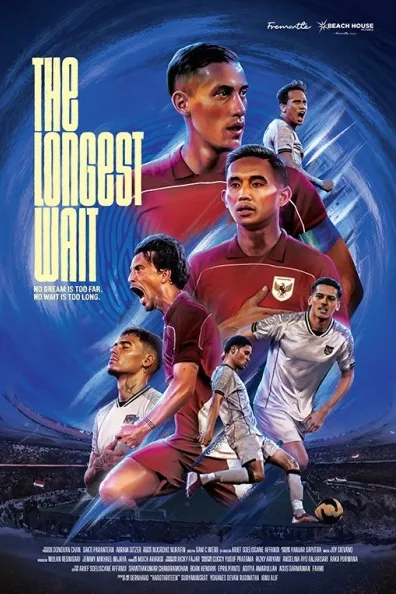 Poster resmi The Longest Wait (2026): para pemain timnas Indonesia berseragam merah dan putih di depan latar biru stadion, dengan judul besar di sisi kiri.