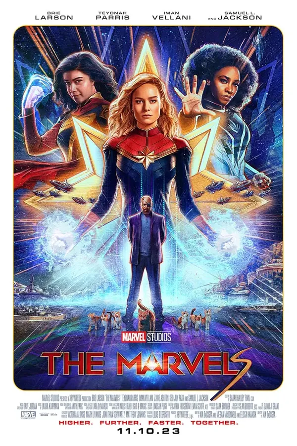 Poster resmi The Marvels (2023): Captain Marvel, Ms. Marvel, dan Monica Rambeau melayang di atas Nick Fury dengan latar bintang dan cahaya warna-warni.