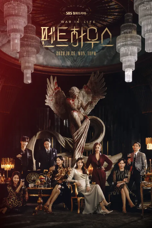 Poster resmi The Penthouse (2020) musim pertama dari SBS: para pemeran berpose di ruang mewah berlampu kristal di bawah patung malaikat bersayap, dengan judul Korea 펜트하우스 dan tulisan War in Life