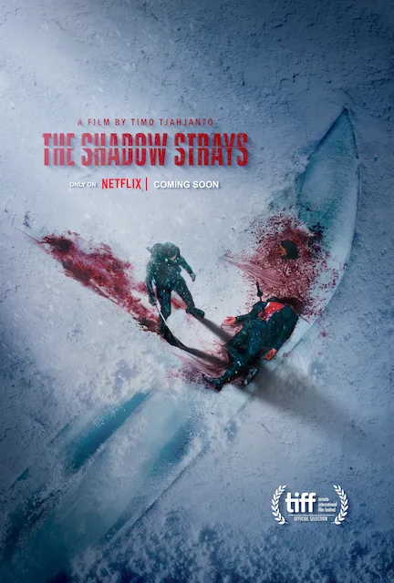 Poster resmi The Shadow Strays (2024): dua sosok kecil dilihat dari atas di hamparan salju berlumur darah, satu berdiri dan satu tergeletak, dengan judul merah di bagian atas.