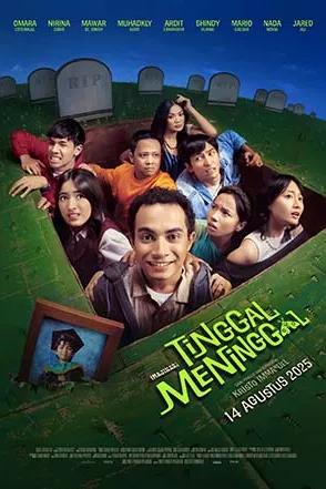 Poster resmi Tinggal Meninggal (2025): para pemeran berdesakan di dalam liang kubur di tengah pemakaman dengan seorang pemuda tersenyum lebar di depan, bingkai foto bertoga di sisi kiri, judul hijau dan keterangan tayang 14 Agustus 2025