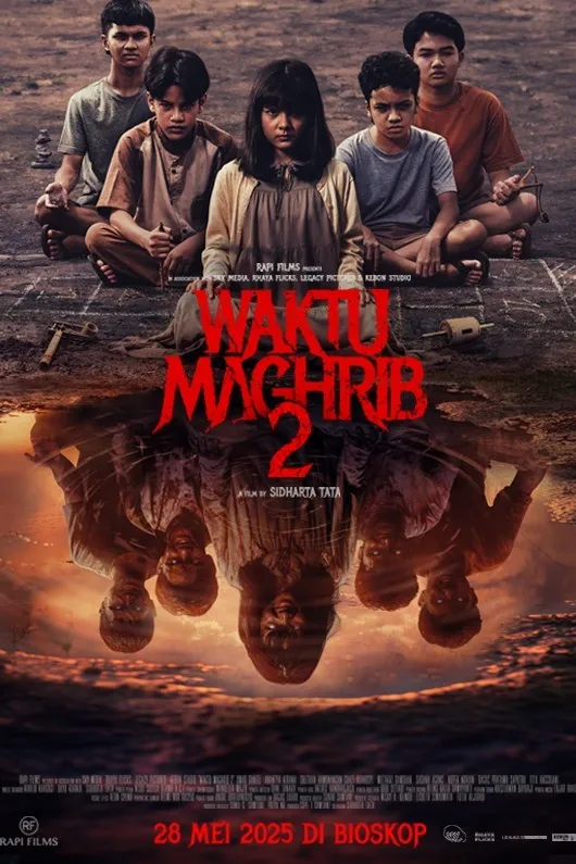Poster resmi Waktu Maghrib 2 (2025): lima anak duduk di tanah lapang dengan bayangan terbalik di genangan air saat senja, judul merah di tengah dan tanggal 28 Mei 2025 di bioskop